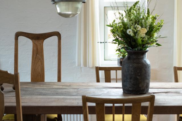 Transformer dit køkken-alrum med et rustikt plankebord  